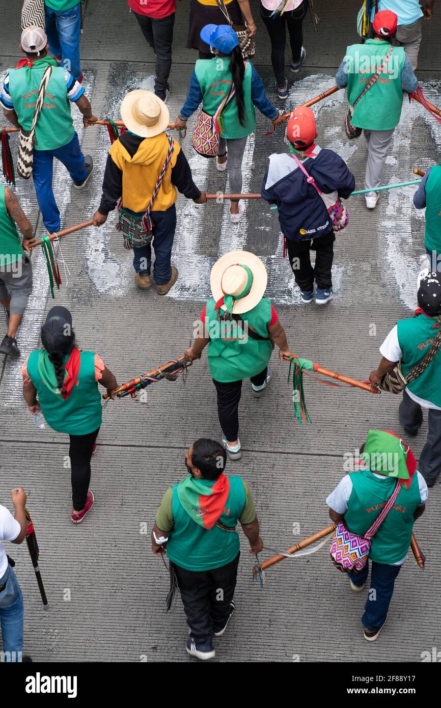 Gli indigeni colombiani partecipano ad una minga per chiedere al governo proteggere i loro territori e fermare gli assassini di sociale leader Foto Stock