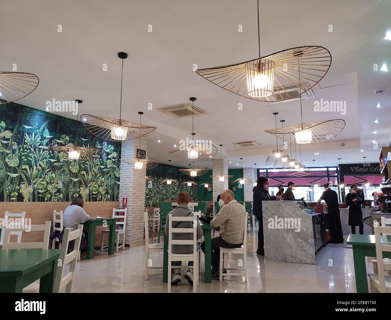 Interno del Coffee Bar 'Village Cafe' a Mijas Costa, provincia di Malaga, Andalusia, Spagna. Foto Stock