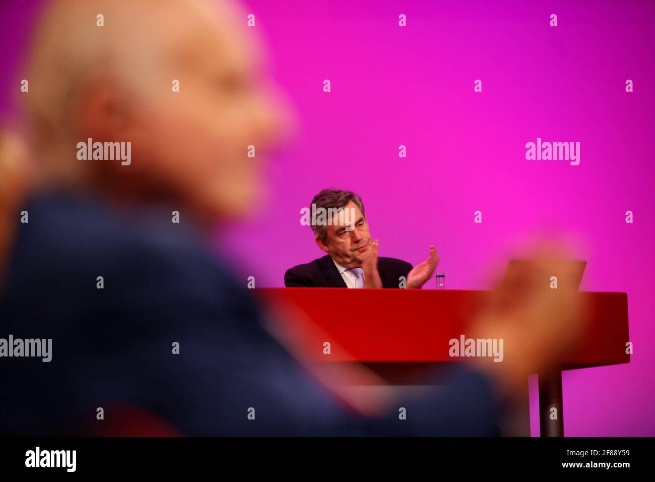 Labor party conf a Bournemouth... Gordon Brown ascolta Duoglas Alexander con Walter Wolfgang nella foto in primo piano David Sandison Foto Stock