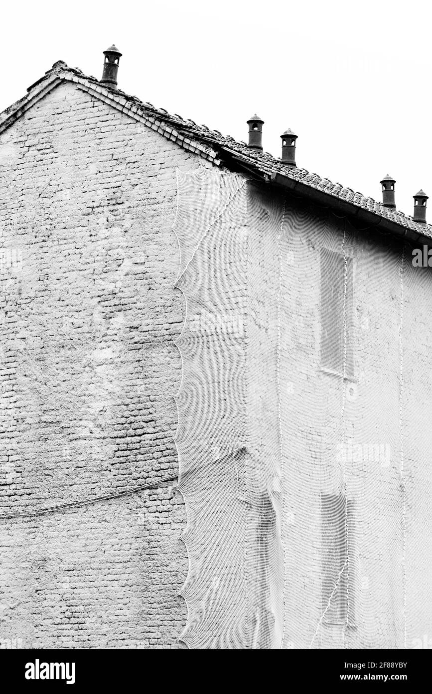 Vecchio edificio senza finestre Foto Stock