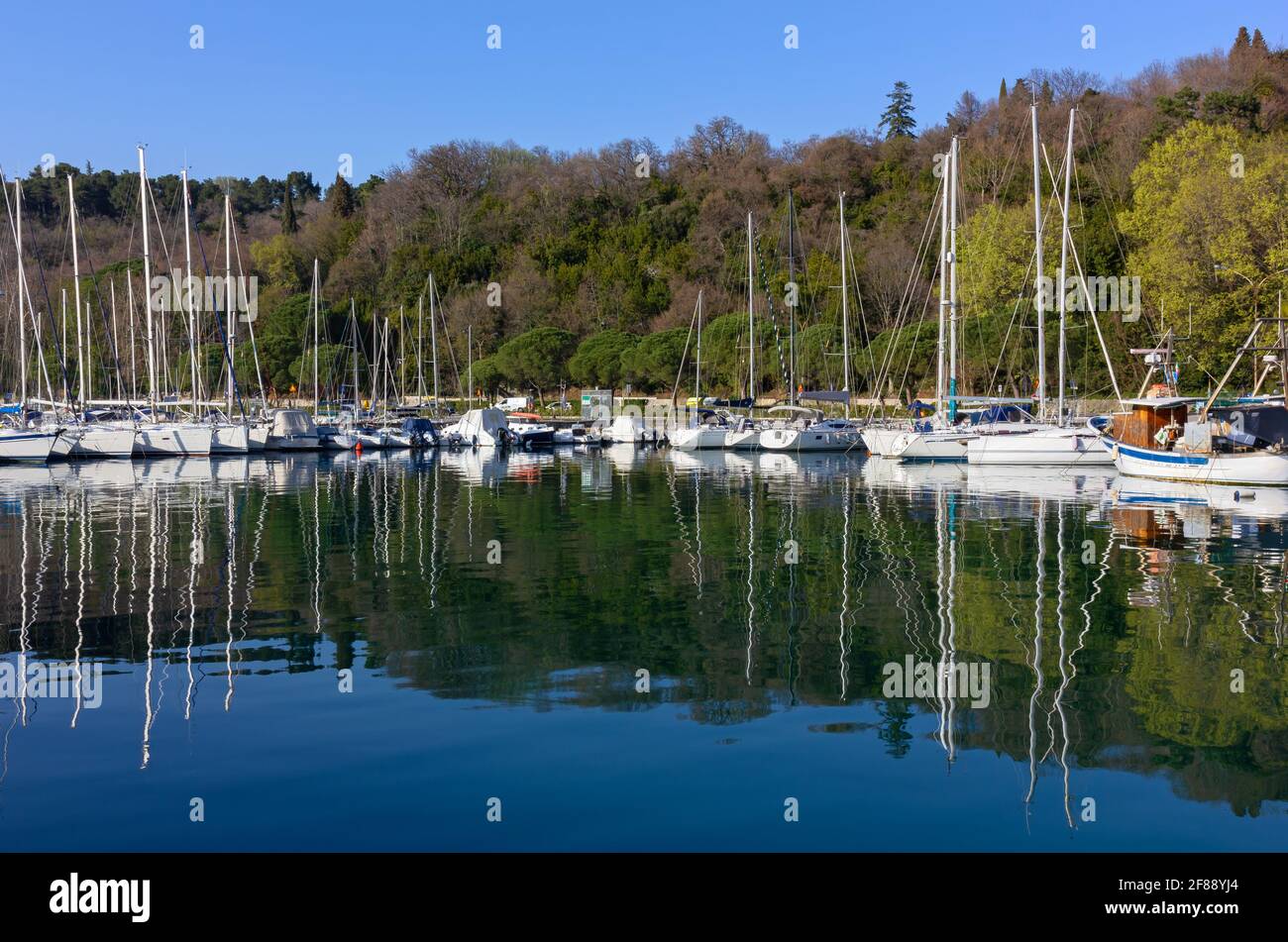 Porticciolo della baia di Sistiana sulla costa vicino a Trieste, all'inizio della primavera Foto Stock