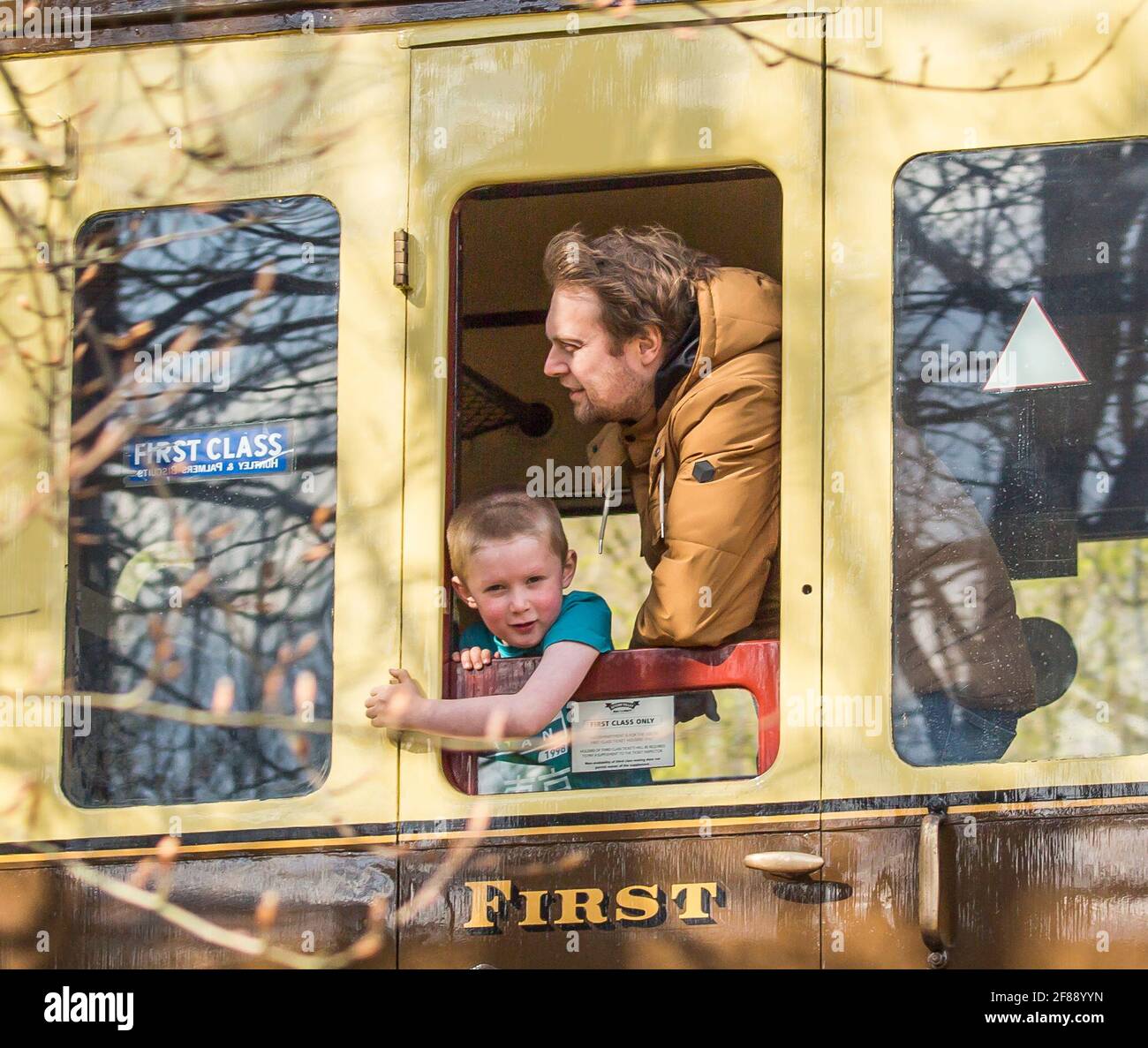 Bewdley, Regno Unito. 12 aprile 2021. La ferrovia della valle di Severn ti aspetta con tutta la sua energia, poiché questa ferrovia storica sempre popolare si riapre dopo l'allentamento delle restrizioni di blocco oggi. La famiglia catturata qui a bordo del servizio di 'Adventurer' sta tornando a casa a Bridgnorth dopo una favolosa giornata di cavalcate sulle rotaie, appoggiandosi con il vento tra i capelli! Credit: Lee Hudson/Alamy Live News Foto Stock