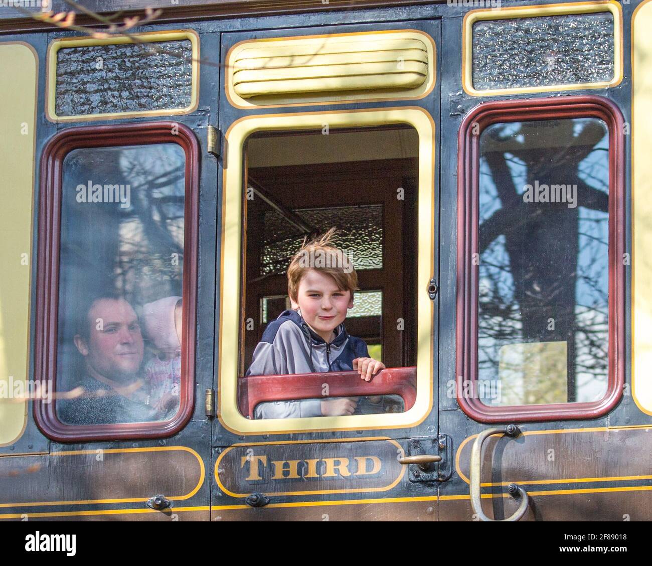 Bewdley, Regno Unito. 12 aprile 2021. La ferrovia della valle di Severn ti aspetta con tutta la sua energia, poiché questa ferrovia storica sempre popolare si riapre dopo l'allentamento delle restrizioni di blocco oggi. La famiglia catturata qui a bordo del passaggio 'Adventurer' torna a casa a Bridgnorth dopo una favolosa giornata a bordo delle rotaie. Credit: Lee Hudson/Alamy Live News Foto Stock