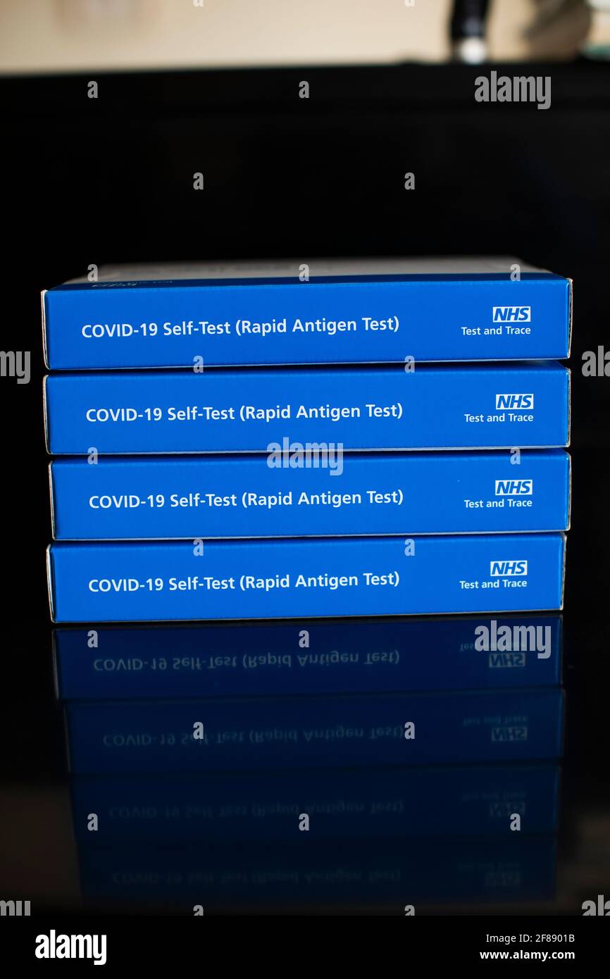 Scatole per test autodiagnostico Covid-19 ( Rapid Antigen Test ) nel Regno Unito. Gli articoli sono fabbricati in Cina Foto Stock