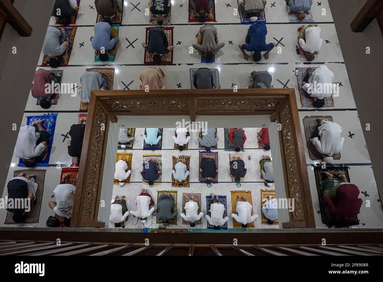 Badung, Bali, Indonesia. 12 Aprile 2021. La gente ha regolato le linee distanziate dovuto il protocollo di salute di Covid-19 durante le preghiere. Musulmani indonesiani di Bali per iniziare la prima preghiera di massa Tarawih alla Moschea al Hasanah, Canggu, come il governo ha determinato la prima data del mese islamico Ramadan cade il 12 aprile 2021. Domani, 13 aprile 2021, i musulmani inizieranno il digiuno nel mese successivo. (Immagine di credito: © filo Dicky BisinglasiZUMA) Foto Stock