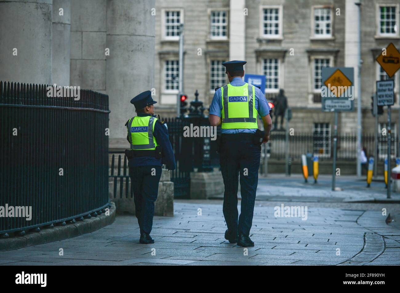 Dublino, Irlanda. 10 Apr 2021. Membri del Garda Siochana (polizia irlandese) pattugliando nel centro di Dublino durante il livello 5 COVID-19 blocco. Credit: SOPA Images Limited/Alamy Live News Foto Stock