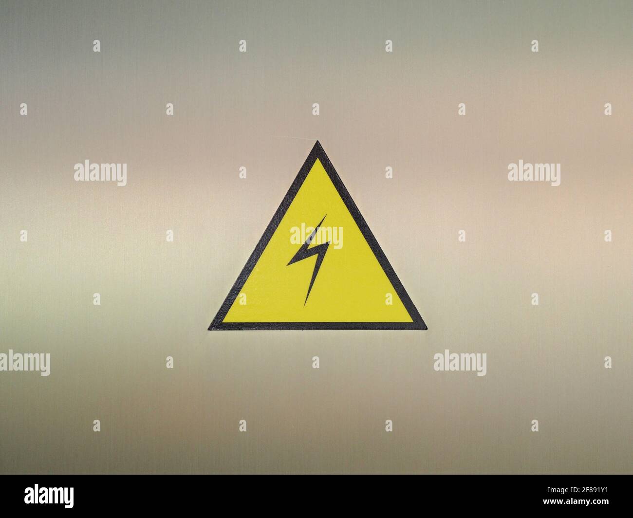 Adesivo di avvertenza giallo triangolare per la visualizzazione in flashover Foto Stock