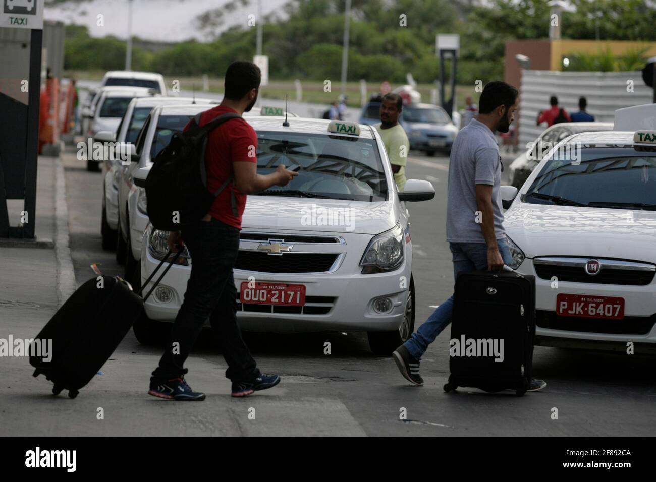 salvador, bahia / brasile - 3 febbraio 2016: Coda dei taxi agli arrivi dell'aeroporto di Salvador City. *** Local Caption *** Foto Stock