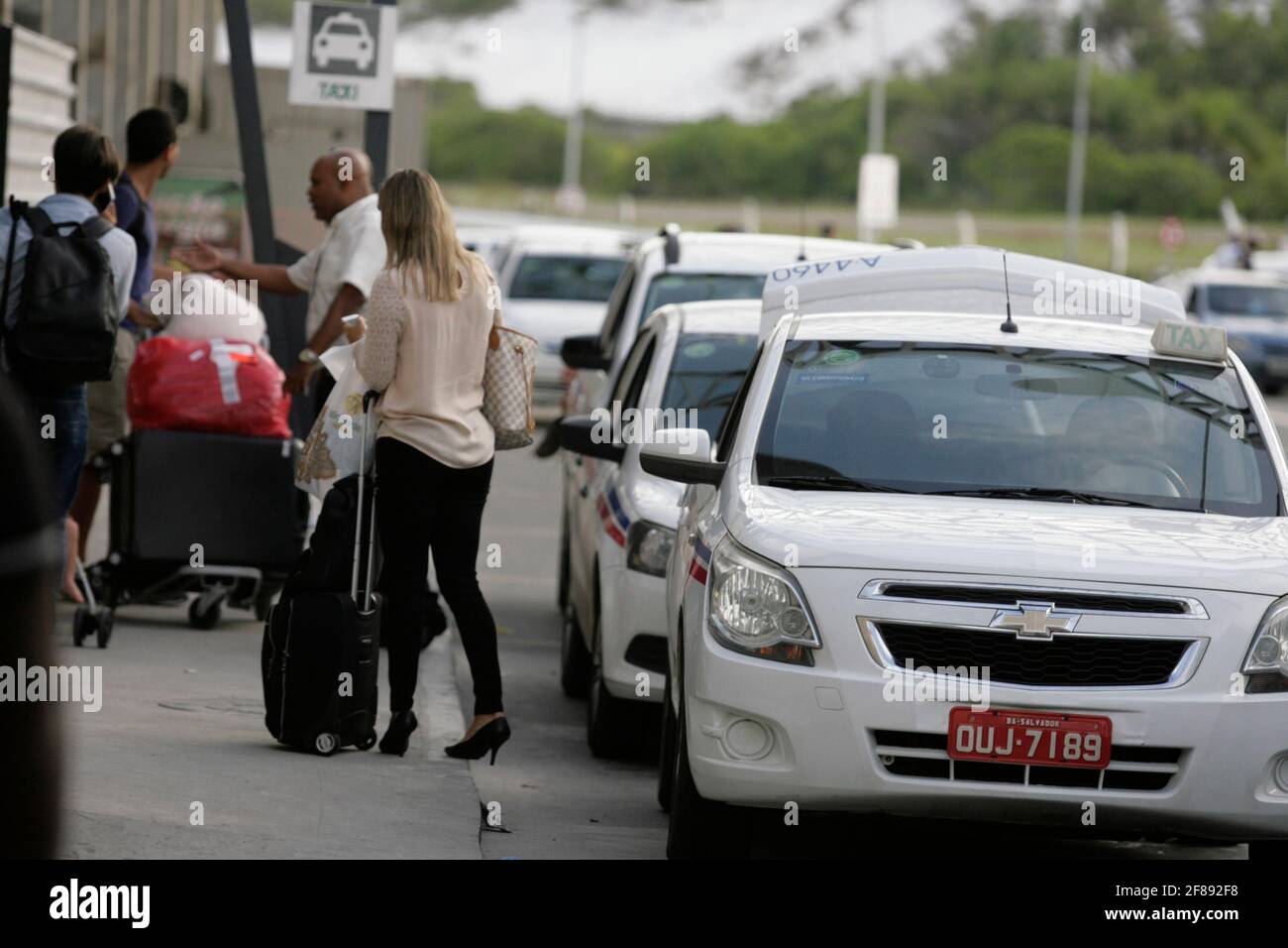 salvador, bahia / brasile - 3 febbraio 2016: Coda dei taxi agli arrivi dell'aeroporto di Salvador City. *** Local Caption *** Foto Stock