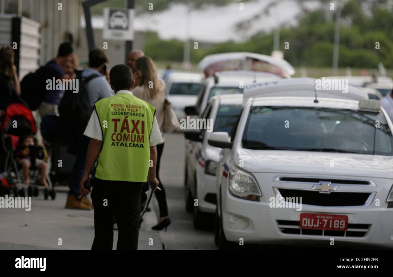 salvador, bahia / brasile - 3 febbraio 2016: Coda dei taxi agli arrivi dell'aeroporto di Salvador City. *** Local Caption *** Foto Stock