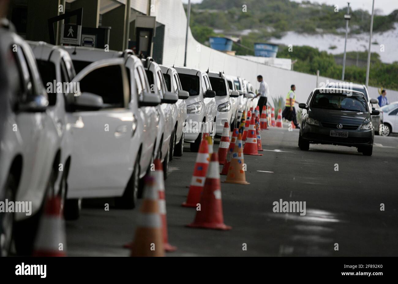 salvador, bahia / brasile - 3 febbraio 2016: Coda dei taxi agli arrivi dell'aeroporto di Salvador City. *** Local Caption *** Foto Stock