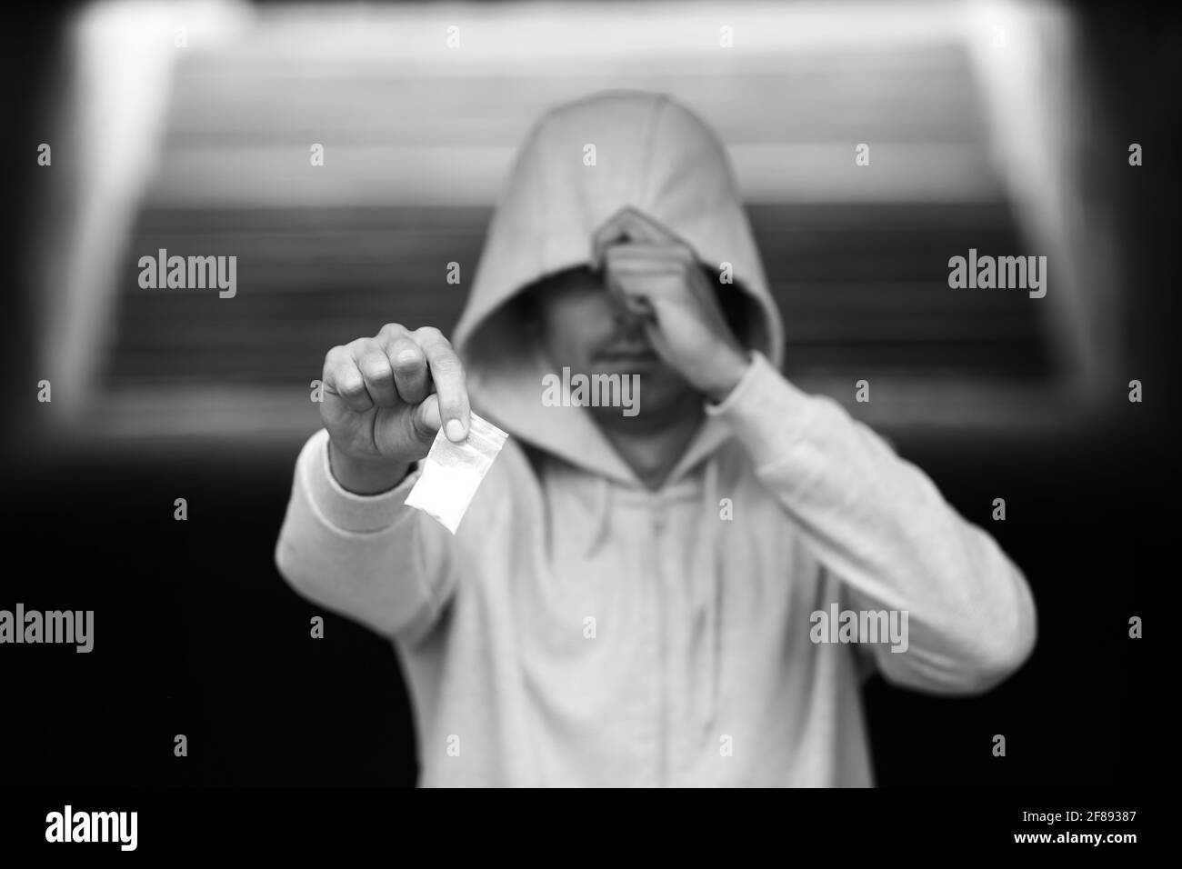 Junkie maschile con droghe all'aperto Foto Stock