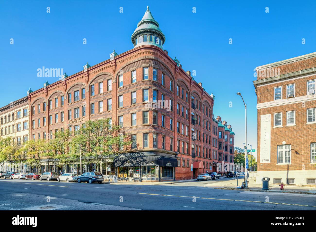 Il Linden Building, costruito nel 1891, è un punto di riferimento della Main Street con la sua cupola con tetto in rame. Ora condomini. Foto Stock