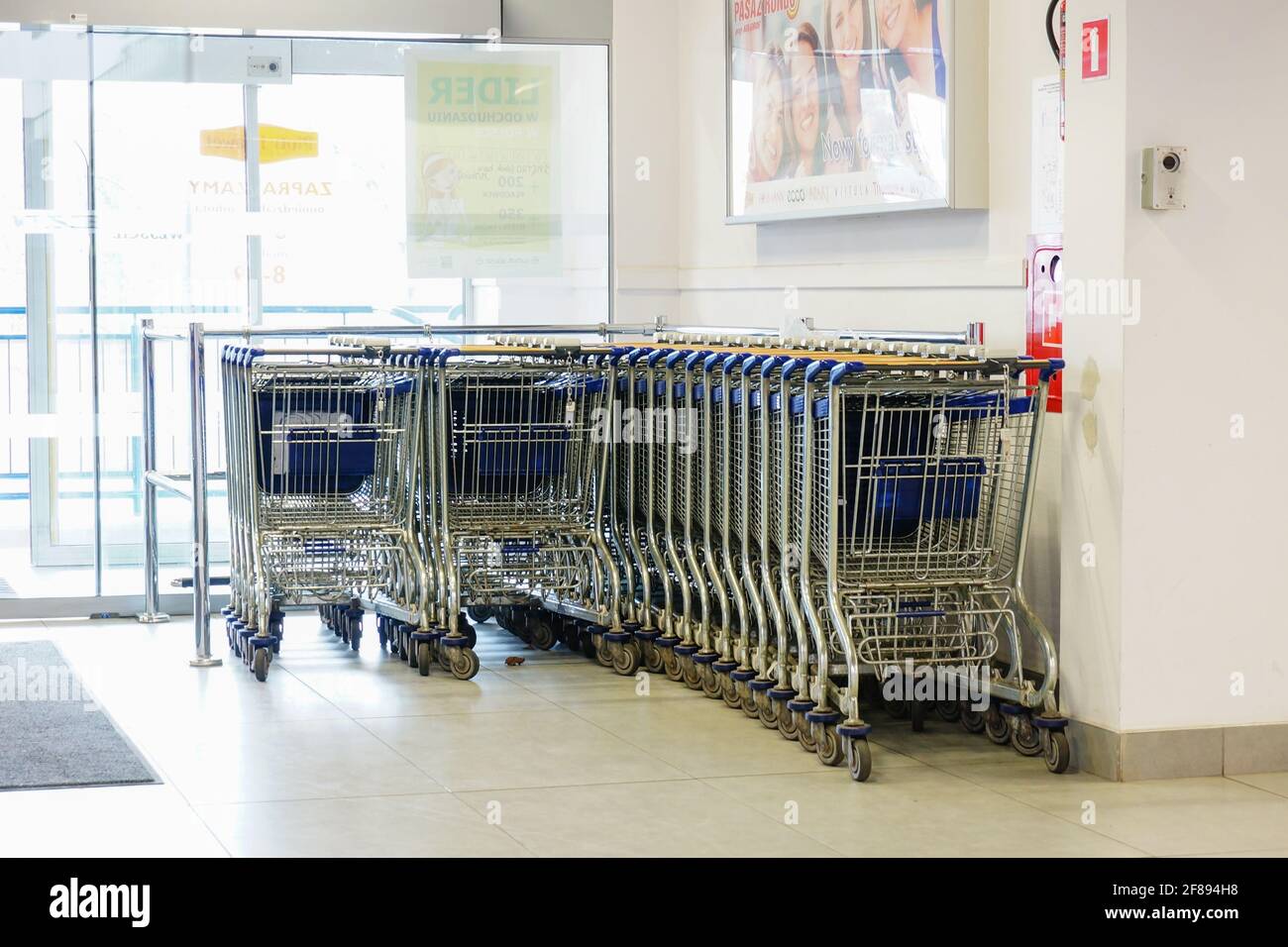 POZNAN, POLONIA - 18 marzo 2014: File di carrelli per lo shopping presso un supermercato Foto Stock