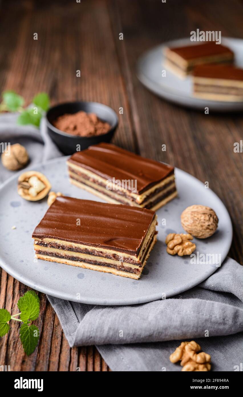 Deliziosa torta di cacao e noce con confettura di prugne, condita con glassa di cioccolato Foto Stock