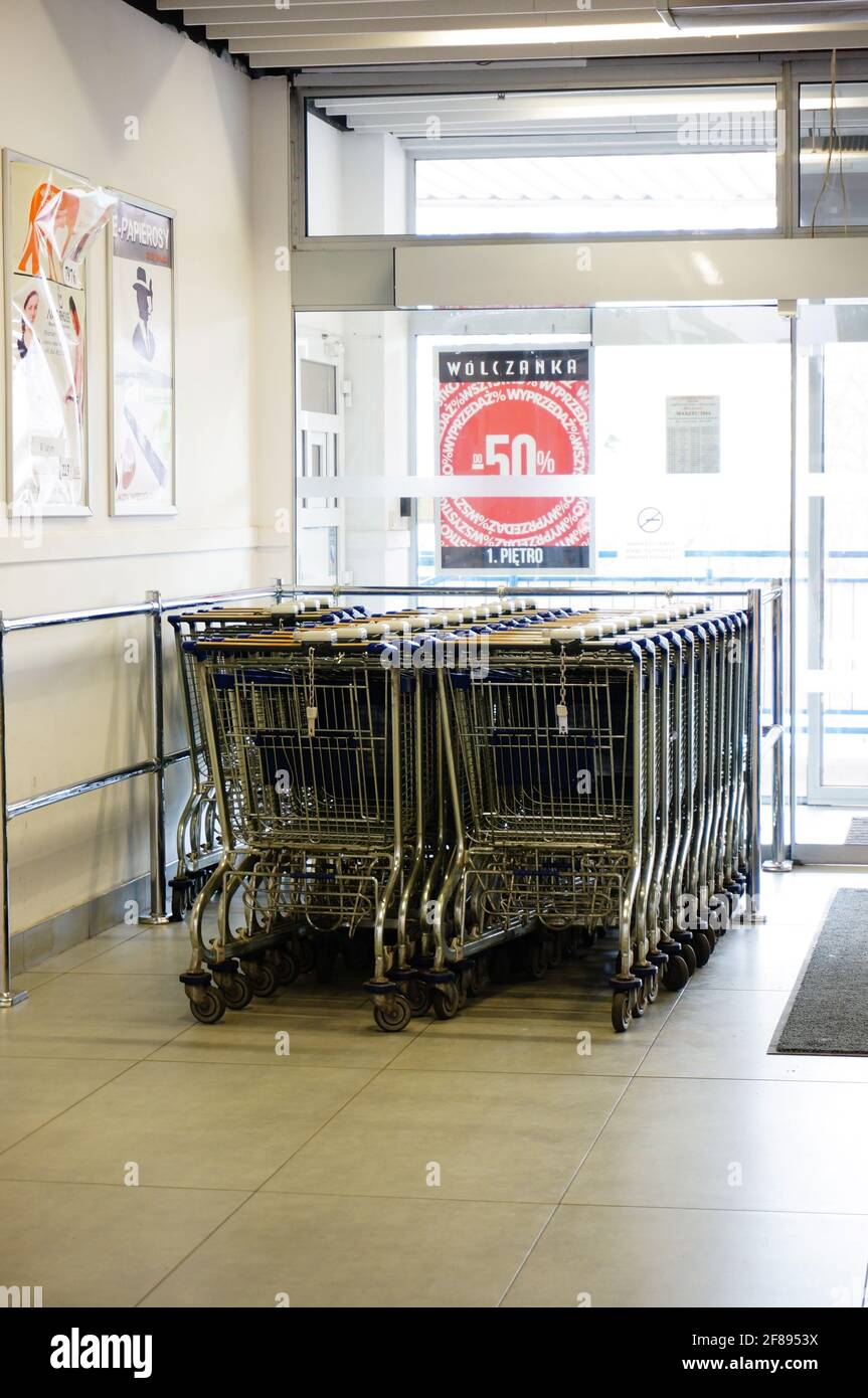POZNAN, POLONIA - 20 marzo 2014: File di carrelli per lo shopping presso un supermercato Foto Stock