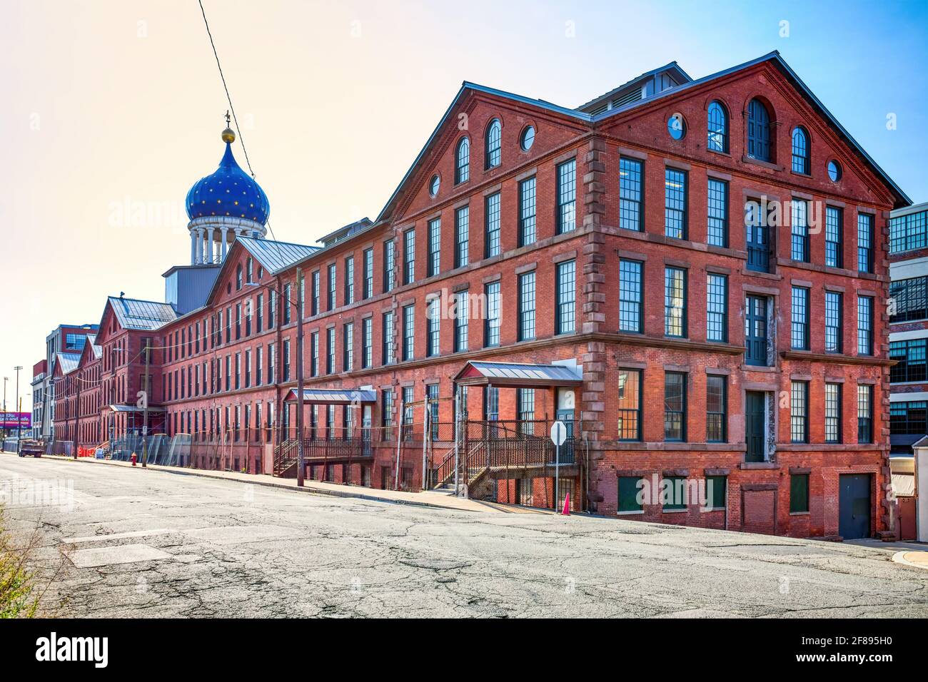 Colt Firearms Factory, su Van Dyke Avenue, con la sua distintiva cupola a cipolla blu con stelle d'oro. Foto Stock