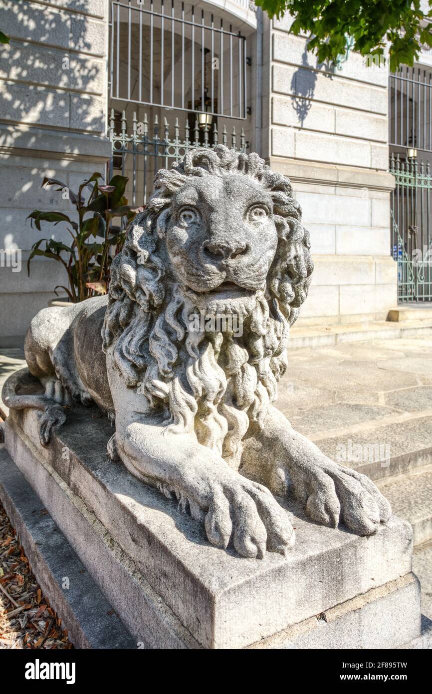 I Lions sorvegliano l'ingresso di Arch Street all'Hartford Municipal Building (Municipio). Foto Stock