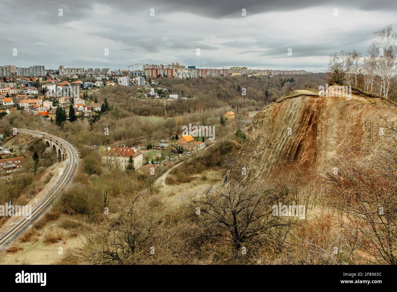 Vista della riserva naturale della valle di Prokopske, Praga, Repubblica Ceca.attraente paesaggio con profonde valli, ruscelli locali, rocce calcaree drammatiche Foto Stock