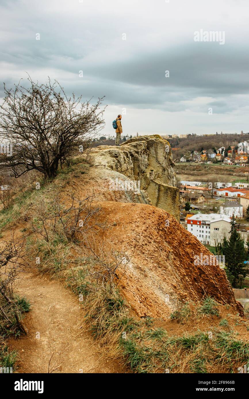 Uomo con zaino godendo di vista della riserva naturale della valle di Prokopske, Praga, Repubblica Ceca.attraente paesaggio con profonde valli, ruscelli locali Foto Stock