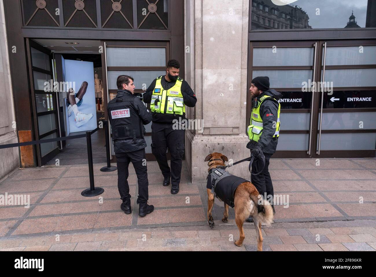 Pattugliamenti di sicurezza fuori dal negozio Nike Town di Oxford Street a Londra dopo la riapertura di negozi non essenziali di oggi. Foto Stock