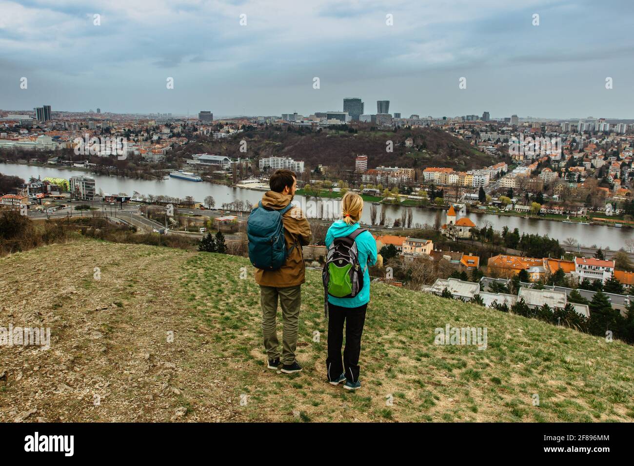 Due giovani backpackers che godono di vista dello skyline della città di Praga e. Fiume Moldava, Repubblica Ceca.paesaggio attraente con valle profonda, sentieri escursionistici, Praga Foto Stock