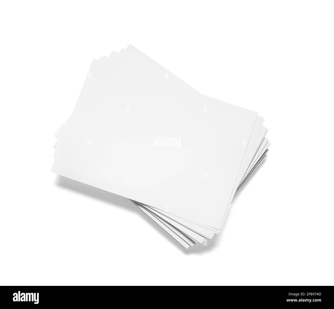 Dei fogli bianchi su sfondo bianco Foto stock - Alamy