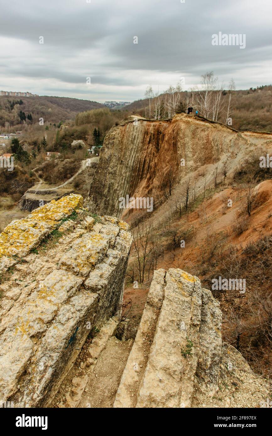 Vista della riserva naturale della valle di Prokopske, Praga, Repubblica Ceca.attraente paesaggio con profonde valli, ruscelli locali, rocce calcaree drammatiche Foto Stock