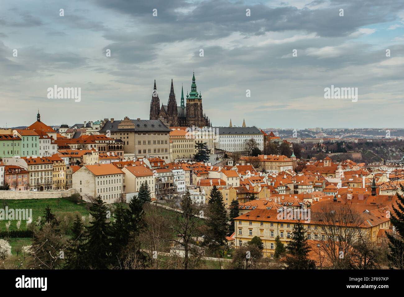 Panorama panoramico del Castello di Praga, la Cattedrale di San Vito e la Città piccola. Capitale Della repubblica Ceca.Amazing europeo cityscape.Famous destinazione turistica Foto Stock