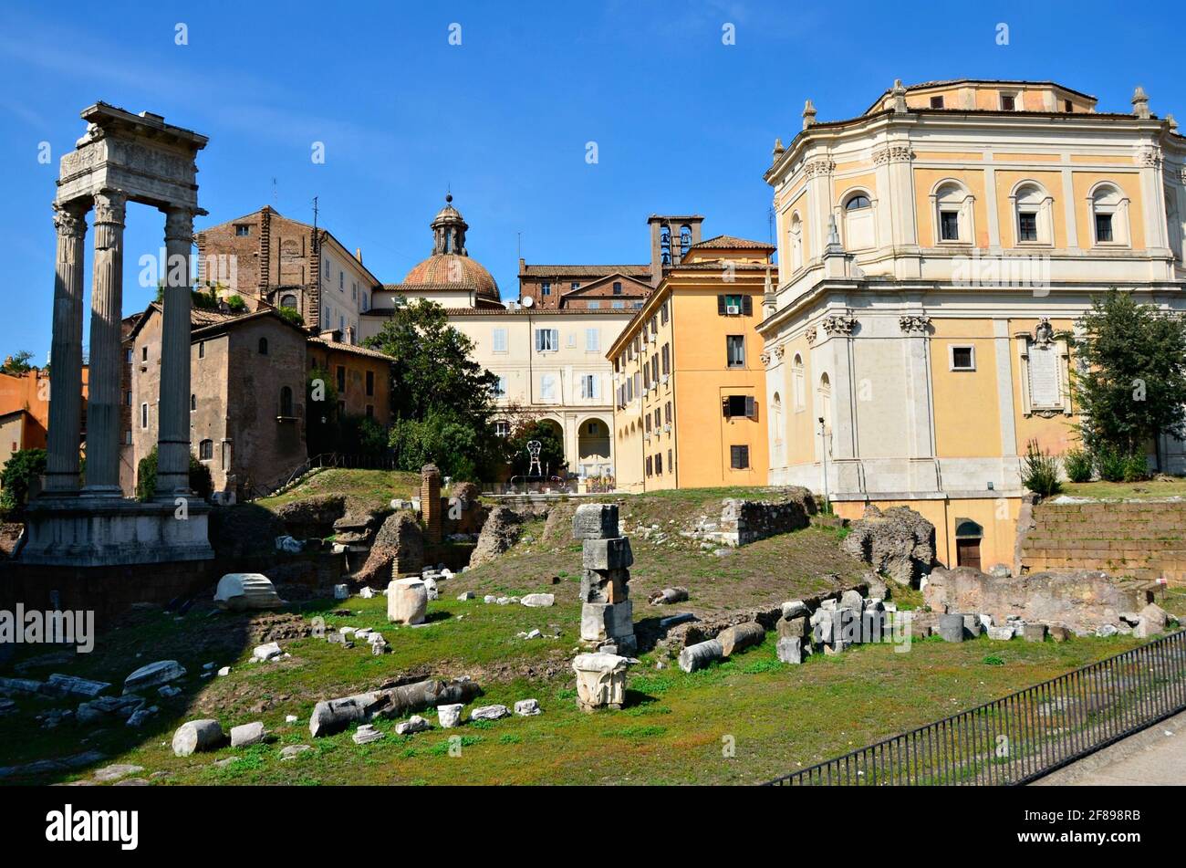 Antichi monumenti romani in Via Salaria Vecchia nel centro storico di Roma in Italia. Foto Stock