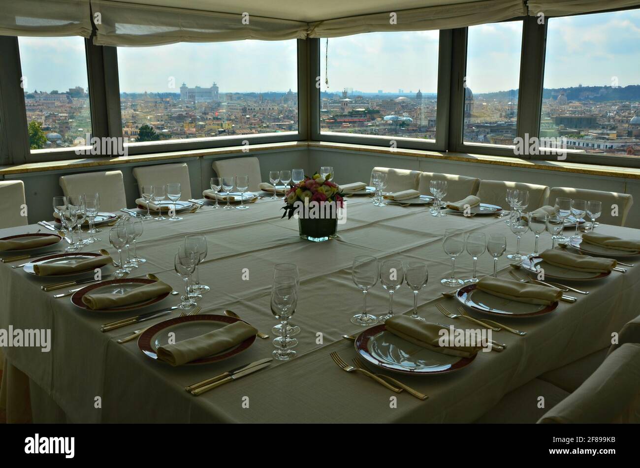Tavolo da pranzo al Casina Valadier, elegante ristorante italiano e sala  eventi situato nel cuore di Villa Borghese, Roma Italia Foto stock - Alamy