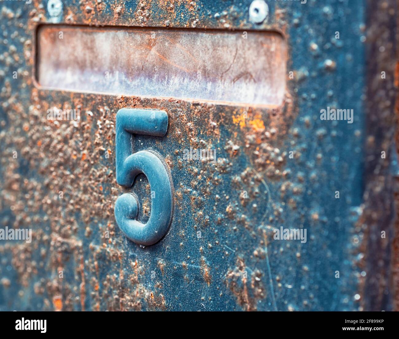 vecchia letterbox in metallo arrugginito con numero cinque Foto Stock