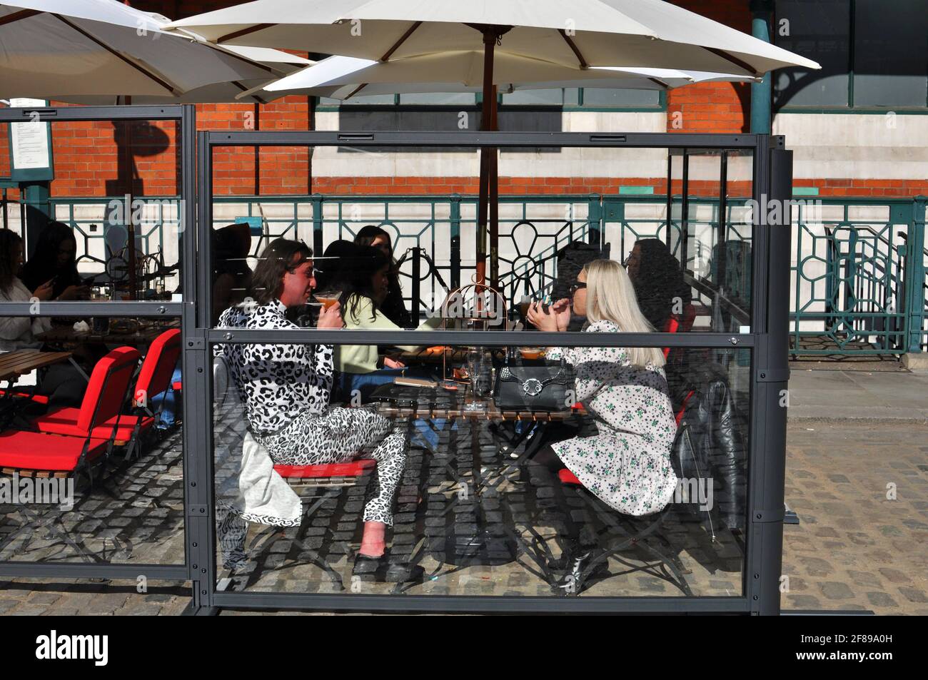 Londra, Regno Unito. 12 Aprile 2021. Mercato di Covent Garden. Restrizioni di Lockdown facilitate a Londra West End Credit: JOHNNY ARMSTEAD/Alamy Live News Foto Stock