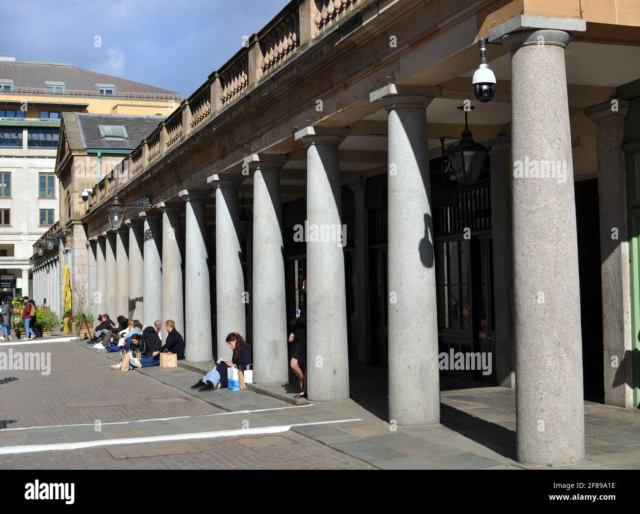 Londra, Regno Unito. 12 Aprile 2021. Mercato di Covent Garden. Restrizioni di Lockdown facilitate a Londra West End Credit: JOHNNY ARMSTEAD/Alamy Live News Foto Stock
