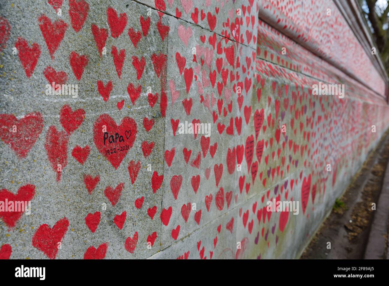 Cuori rossi dipinti sul National Covid Memorial Wall AS Un tributo alle vittime britanniche della pandemia di Coronavirus Foto Stock
