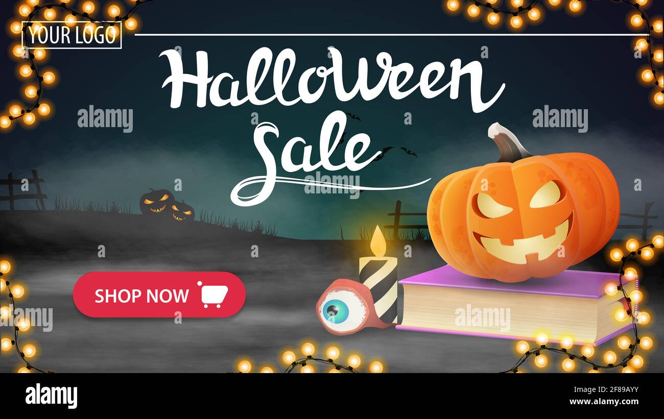 Vendita di Halloween, banner sconto orizzontale con paesaggio di Halloween notte su sfondo e libro incantesimo con Jack zucca in primo piano Foto Stock
