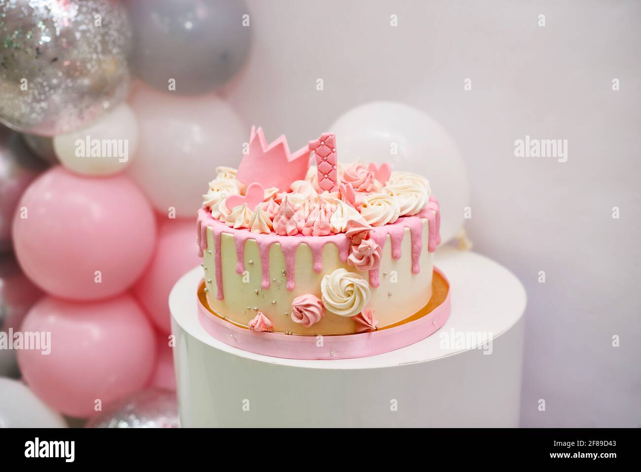 Primo piano della torta di compleanno 1 anno. Dolce torta rosa con  decorazione per la ragazza,