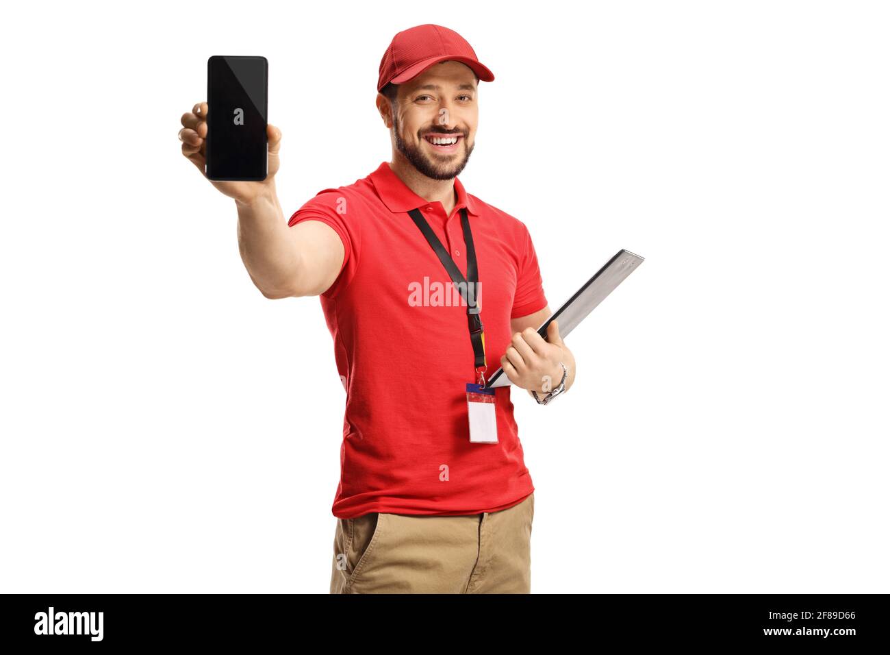Lavoratore maschile in una t-shirt rossa che mostra uno smartphone isolato su sfondo bianco Foto Stock