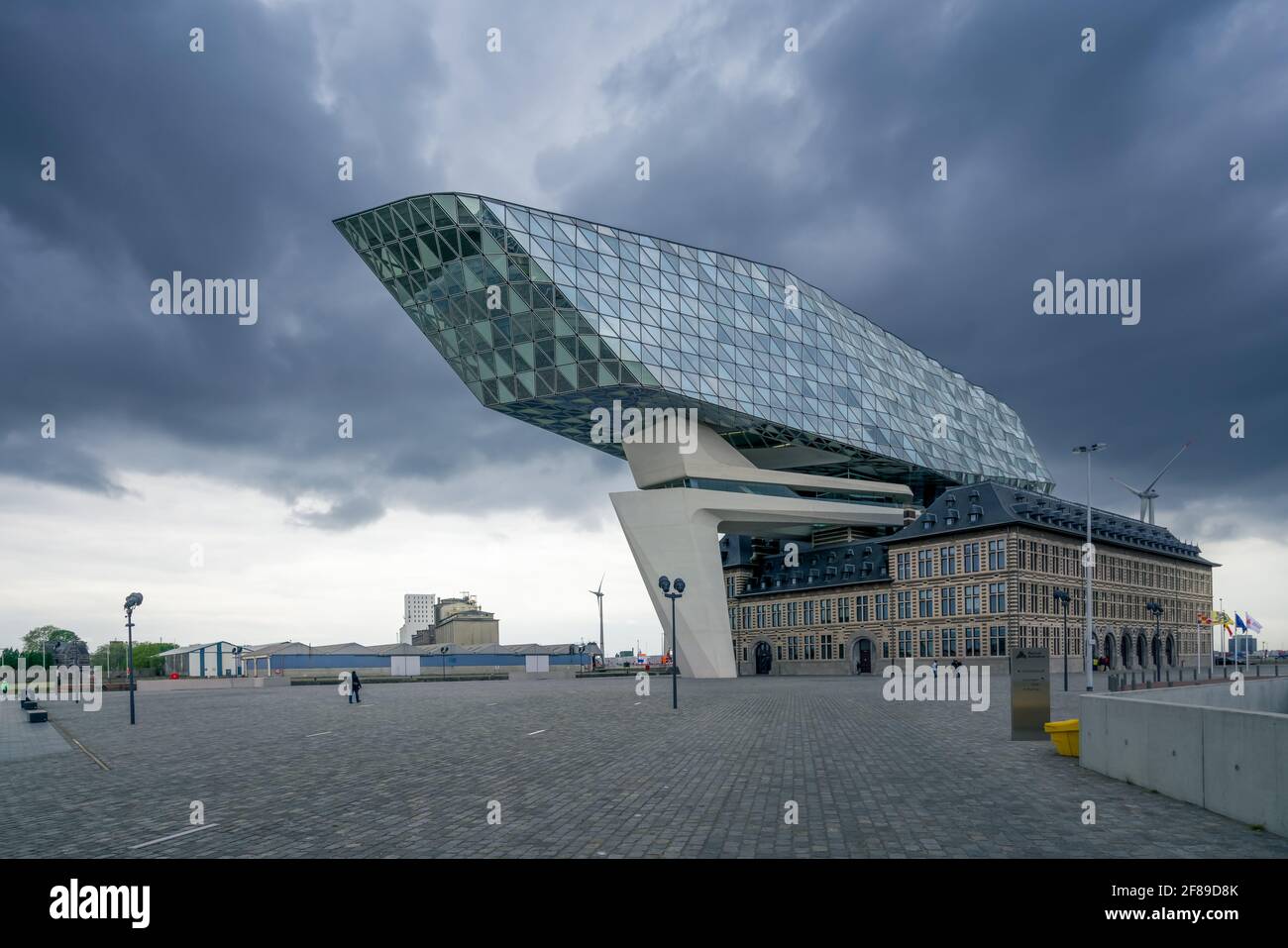 Anversa, Belgio - 04.29.2018: Edificio moderno dell'autorità portuale in una giornata nuvolosa e piovosa. Famosa architettura del Belgio. Foto Stock