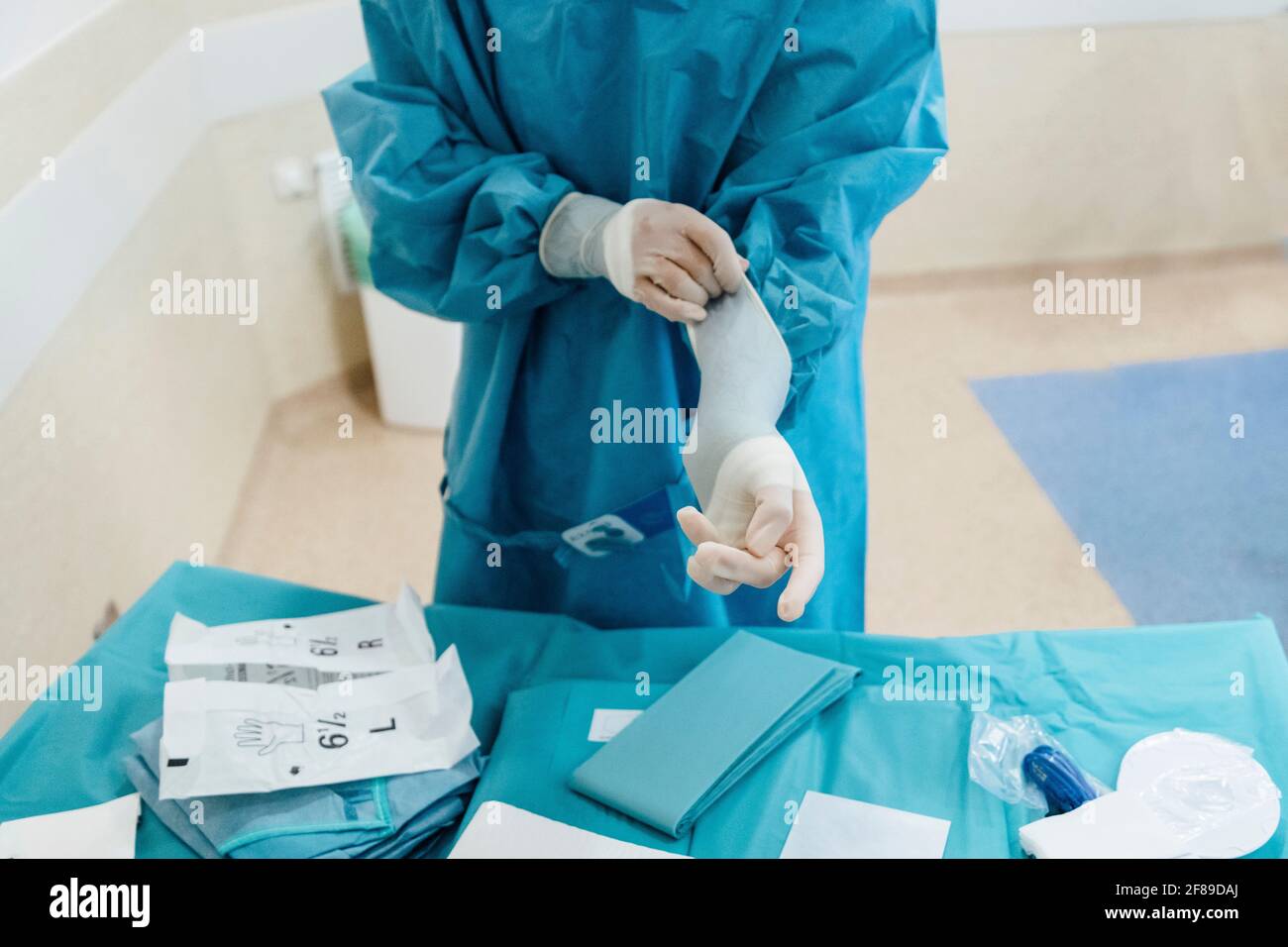 Il chirurgo deve controllare l'uso dei guanti prima dell'uso Foto Stock