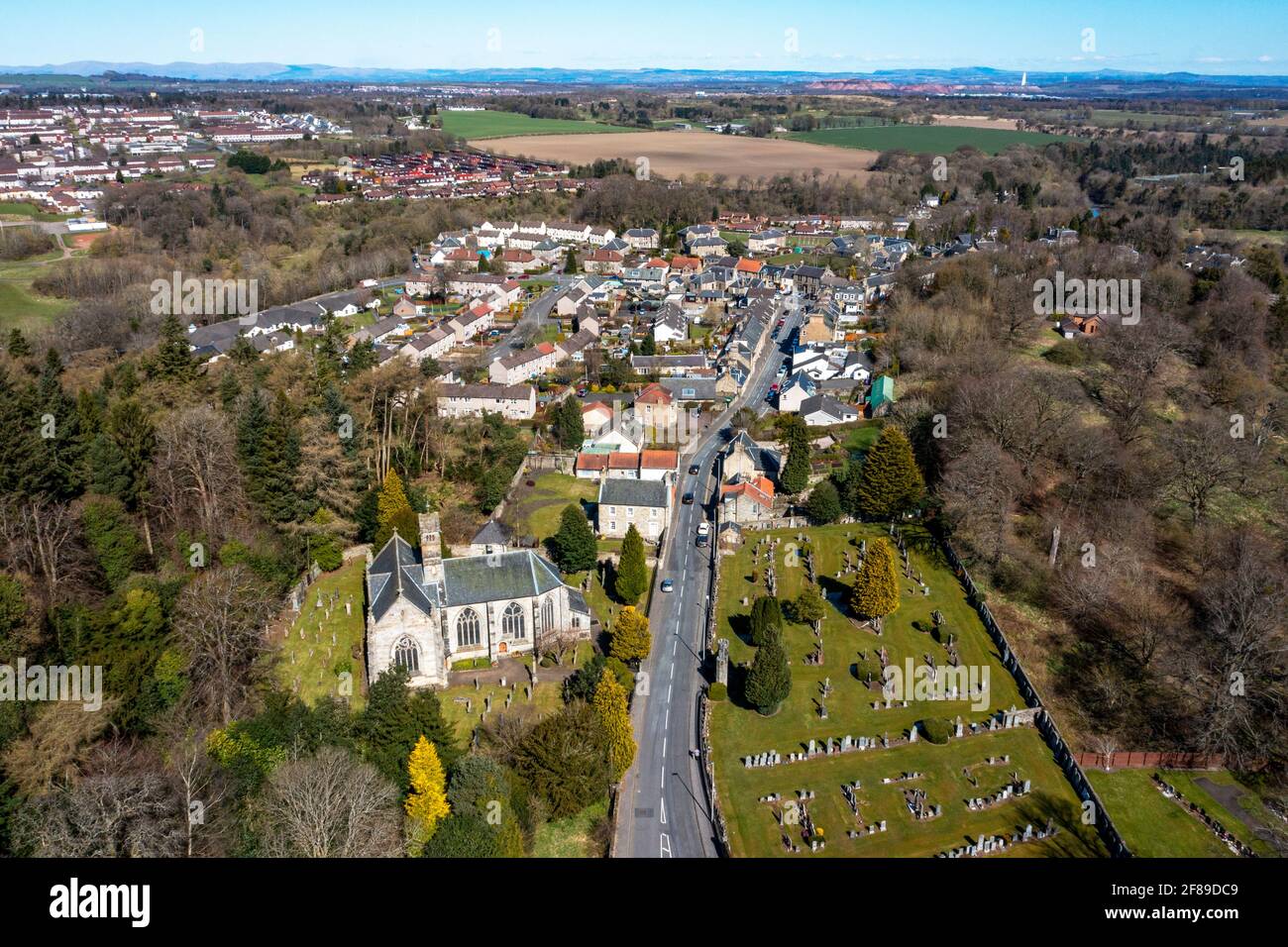 Vista aerea del villaggio di Mid Calder, West Lothian, Scozia. Foto Stock