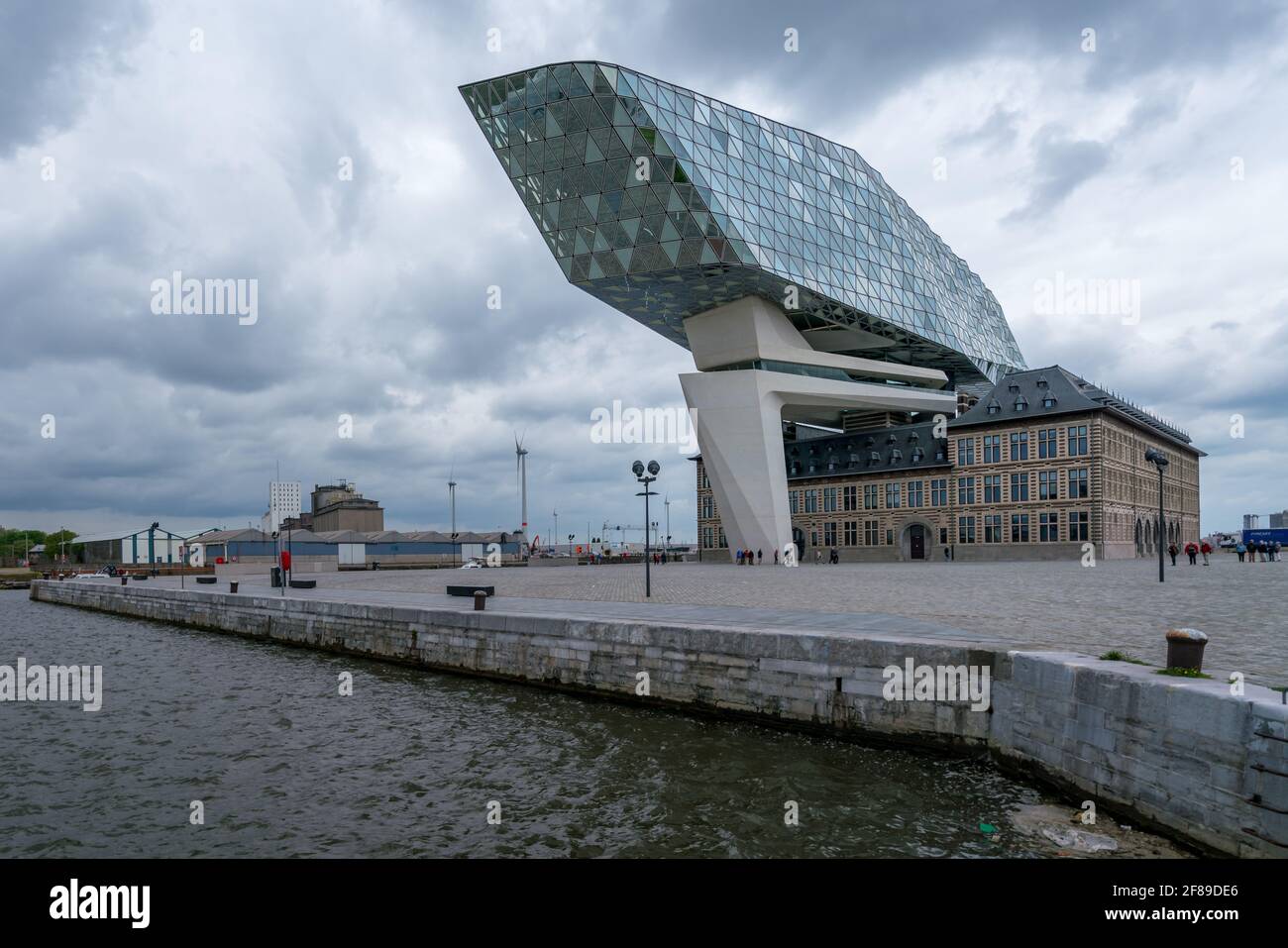 Anversa, Belgio - 04.29.2018: Edificio moderno dell'autorità portuale in una giornata nuvolosa e piovosa. Famosa architettura del Belgio. Foto Stock