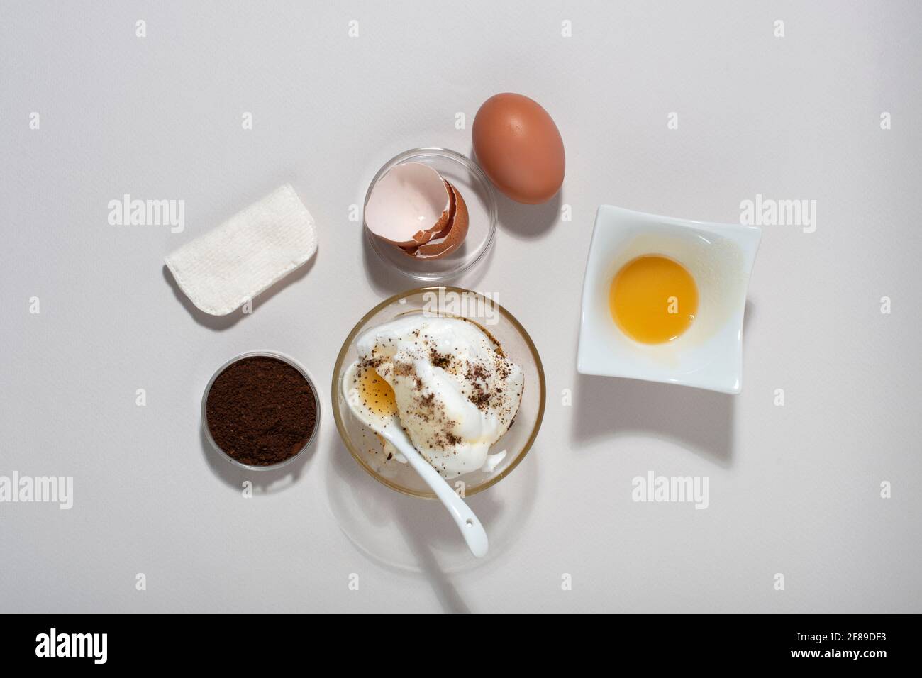 Ingredienti della maschera bianca dell'uovo. Albumi montati, miele,  macinacaffè di caffè. Vista dall'alto Foto stock - Alamy
