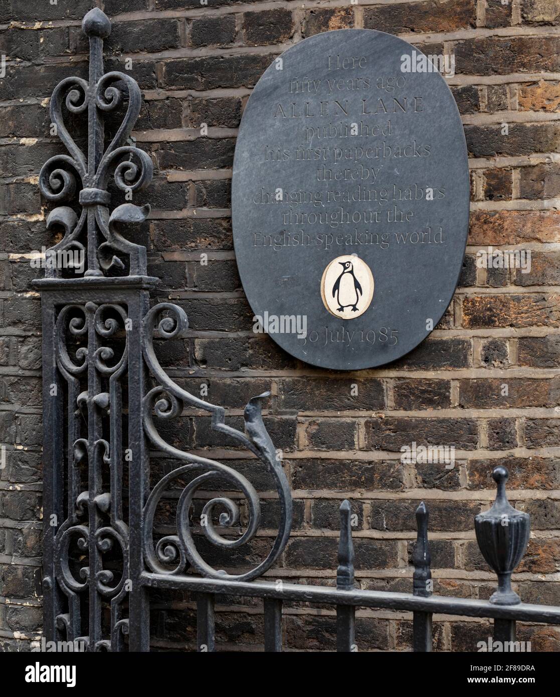 Targa in 8 Vigo St, Londra, che segna il 50° anniversario della fondazione dei libri dei pinguini da parte di Allen Lane come parte di Bodley Head Foto Stock