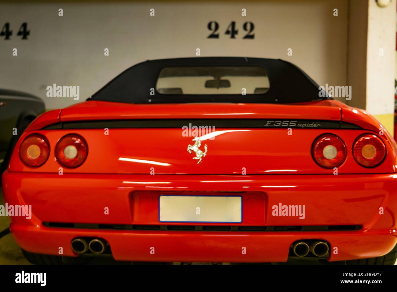 Red Ferrari parcheggiata in garage Foto Stock