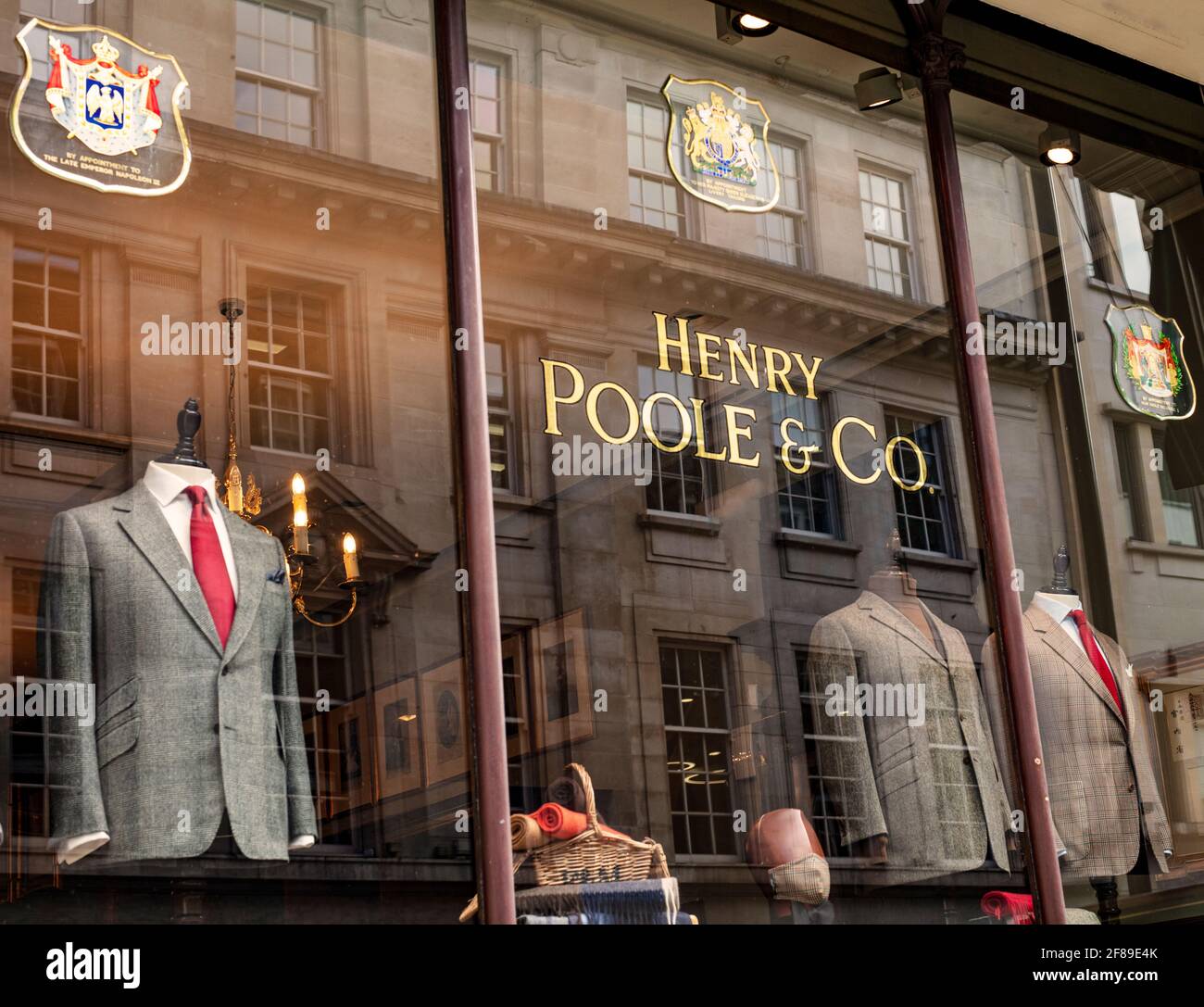 Vetrine di Henry Poole & Co, sarti da uomo su misura su Savile Row, Londra Foto Stock