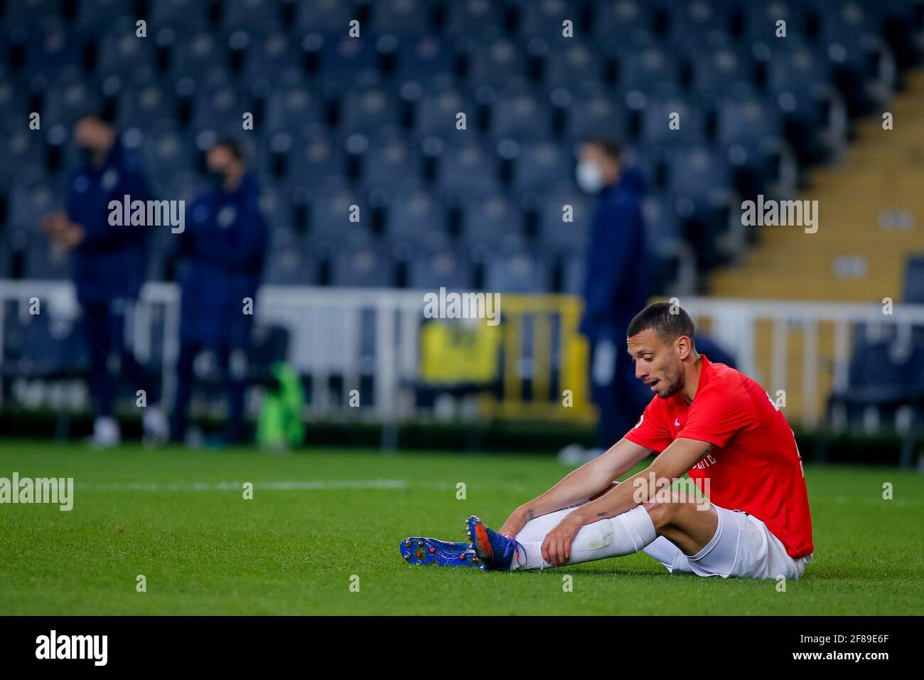 ISTANBUL, TURCHIA - APRILE 12: Roderick Miranda di Gaziantep FK si guarda deposto dopo aver ceduto i suoi lati al primo goal durante la Super Lig match tra F. Foto Stock