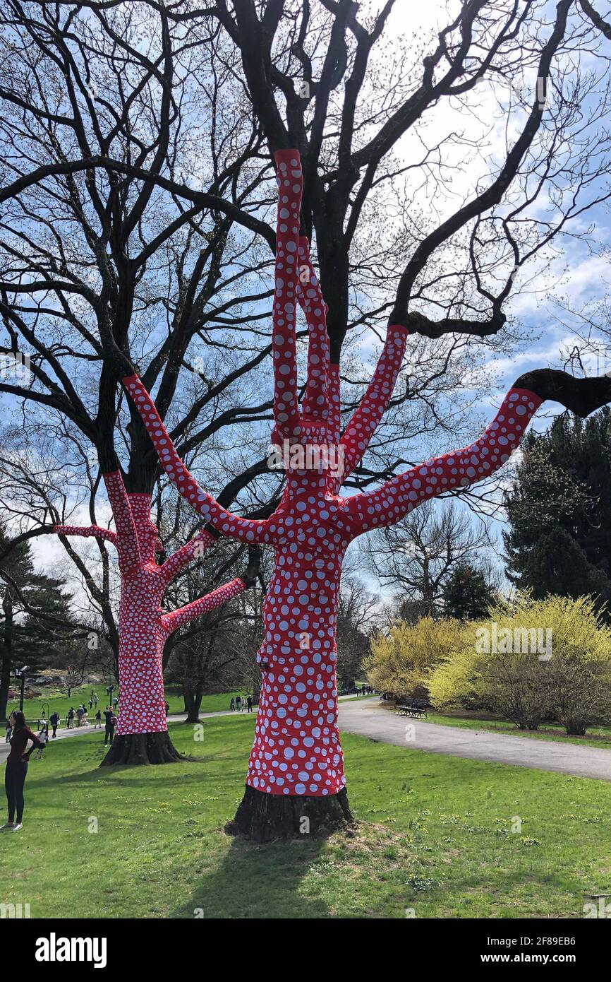 Bronx, Stati Uniti. 10 Apr 2021. 'Ascension of Polka dots on the Trees' (2002/2021) fa parte DI KUSAMA: Cosmic Nature Exhibition dell'artista giapponese Yayoi Kusama in esposizione presso il Giardino Botanico di New York nel Bronx, New York, il 10 aprile 2021. La mostra si svolge dal 10 aprile al 31 ottobre 2021. (Foto di Samuel Rigelhaupt/Sipa USA) Credit: Sipa USA/Alamy Live News Foto Stock