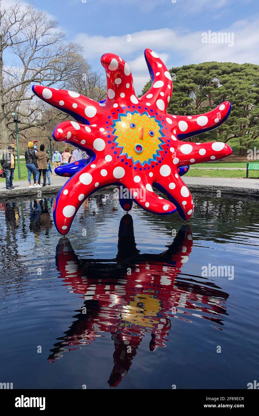 Bronx, Stati Uniti. 10 Apr 2021. 'I want to Fly to the Universe' (2020) fa parte DI KUSAMA: Cosmic Nature Exhibition dell'artista giapponese Yayoi Kusama in esposizione presso il New York Botanical Garden del Bronx, New York, il 10 aprile 2021. La mostra si svolge dal 10 aprile al 31 ottobre 2021. (Foto di Samuel Rigelhaupt/Sipa USA) Credit: Sipa USA/Alamy Live News Foto Stock