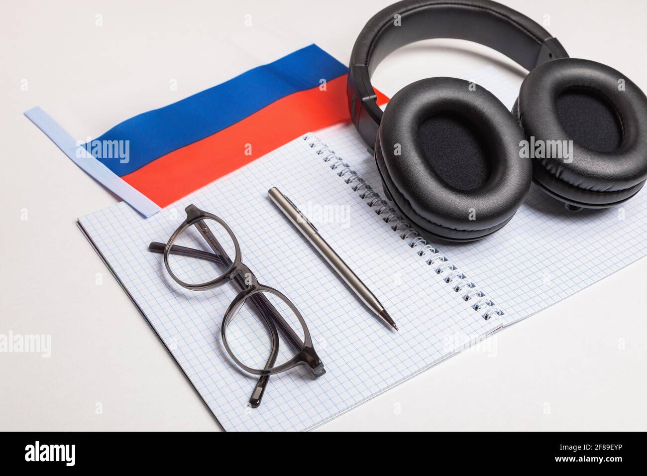 Imparare le lingue straniere in Russia con registrazioni audio e cuffie. Blocco note, occhiali, penna. Foto Stock